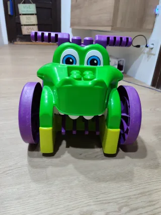 Correpasillos que recoge los bloques de construir