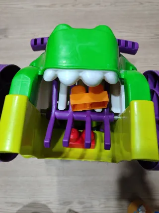 Correpasillos que recoge los bloques de construir