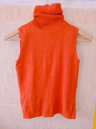 Top naranja cuello alto sin mangas
