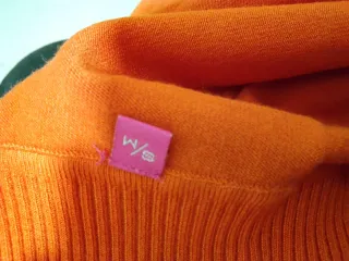 Top naranja cuello alto sin mangas