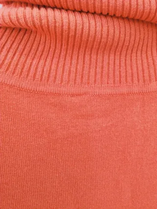 Top naranja cuello alto sin mangas