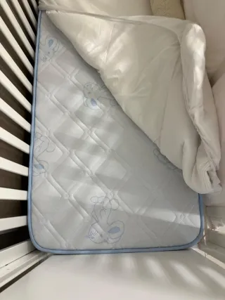 Cuna de bebé blanca poco usado