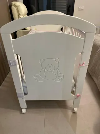 Cuna de bebé blanca poco usado