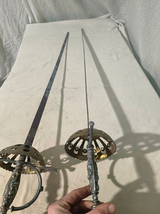 Par de espadas decorativas de metal