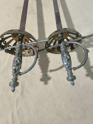 Par de espadas decorativas de metal