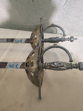 Par de espadas decorativas de metal