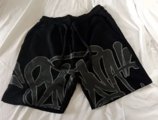 Camiseta negra con logo y pantalón