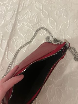 Bolso rojo con cadena plateada