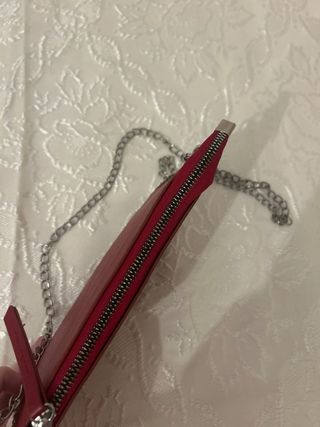 Bolso rojo con cadena plateada