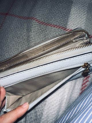 Monedero Guess azul y dorado