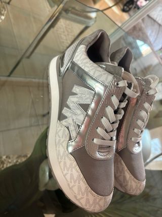 Zapatillas Michael Kors plateadas y blancas