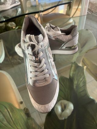 Zapatillas Michael Kors plateadas y blancas