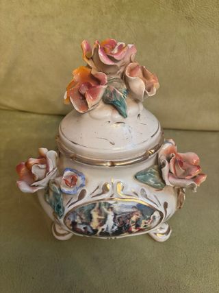 Bombonera antigua decorada con flores