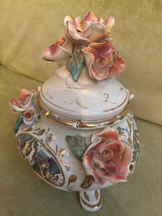 Bombonera antigua decorada con flores