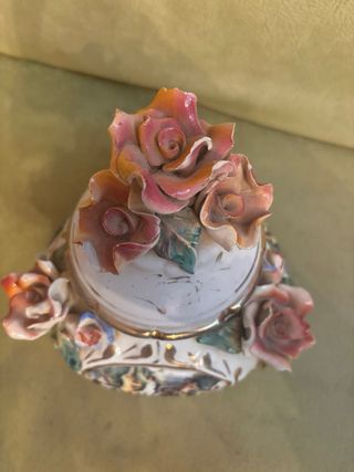 Bombonera antigua decorada con flores