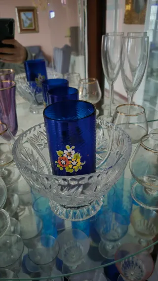 Juego de copas y jarra decorativa