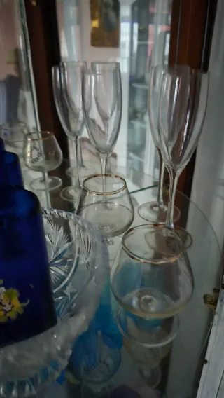 Juego de copas y jarra decorativa