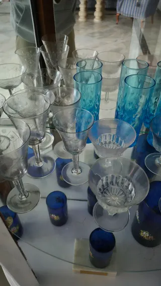 Juego de copas y jarra decorativa