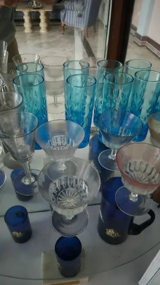 Juego de copas y jarra decorativa