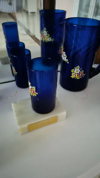 Juego de copas y jarra decorativa