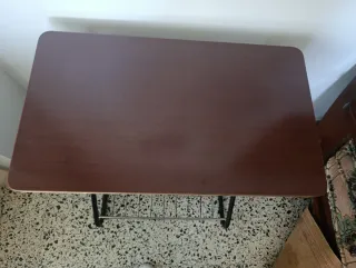 Mesa TV televisión vintage con revistero