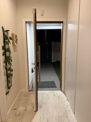 Puerta pivotante de madera