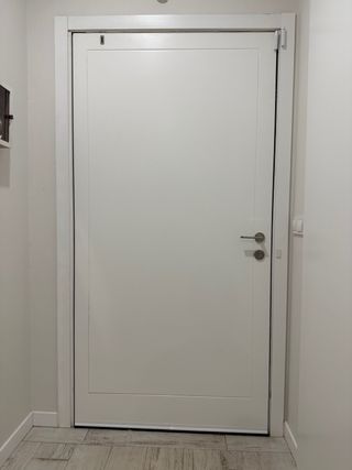 Puerta pivotante de madera