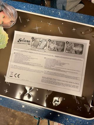 Nancy Selene con conjunto Planeta 9 precintado