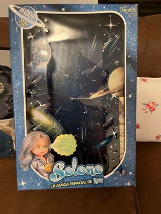 Nancy Selene con conjunto Planeta 9 precintado