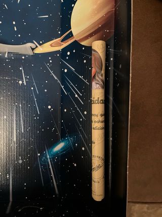 Nancy Selene con conjunto Planeta 9 precintado