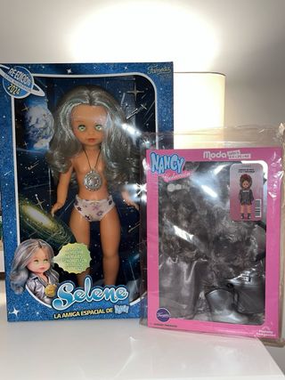 Nancy Selene con conjunto Planeta 9 precintado