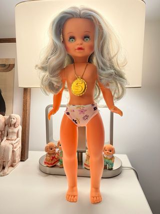 Nancy Selene con conjunto Planeta 9 precintado