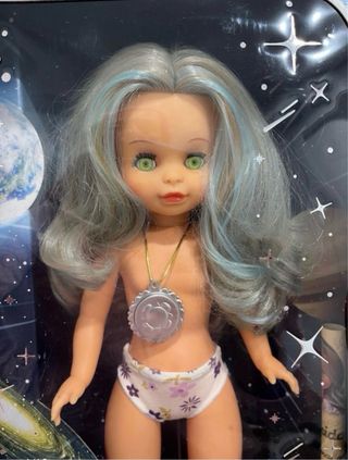 Nancy Selene con conjunto Planeta 9 precintado