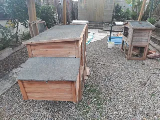 Gallinero de madera y metal