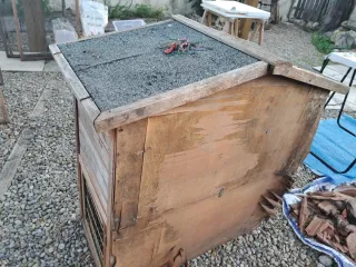 Gallinero de madera y metal