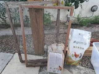 Gallinero de madera y metal