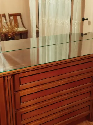 Aparador de madera con tapa de cristal