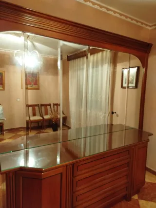 Aparador de madera con tapa de cristal