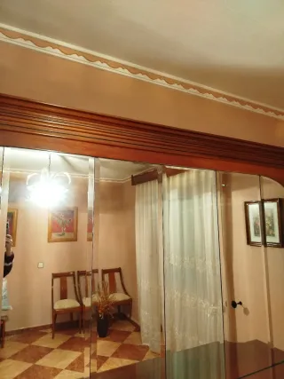 Aparador de madera con tapa de cristal