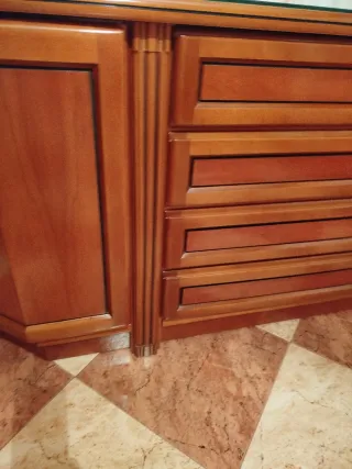 Aparador de madera con tapa de cristal