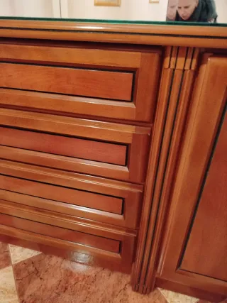 Aparador de madera con tapa de cristal