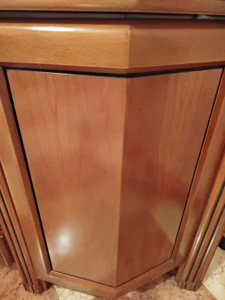Aparador de madera con tapa de cristal