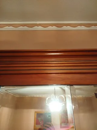 Aparador de madera con tapa de cristal