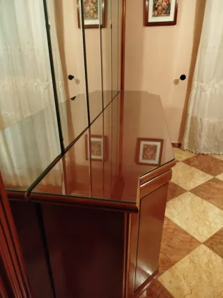 Aparador de madera con tapa de cristal
