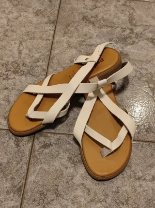 Sandalias blancas planas