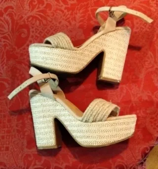 Sandalias de cuña beige mujer