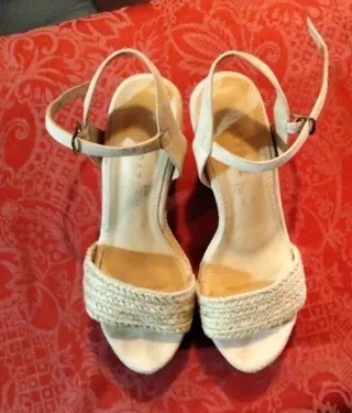 Sandalias de cuña beige mujer
