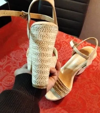 Sandalias de cuña beige mujer