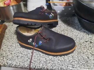 Zapatilla de cuero bordada