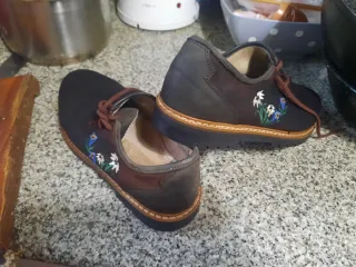 Zapatilla de cuero bordada